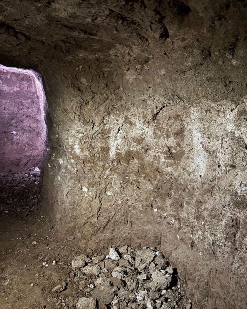Yeraltı galerisinin içinde, kazı izleri görünen toprak duvar ve zeminde biriken gevşek malzeme.