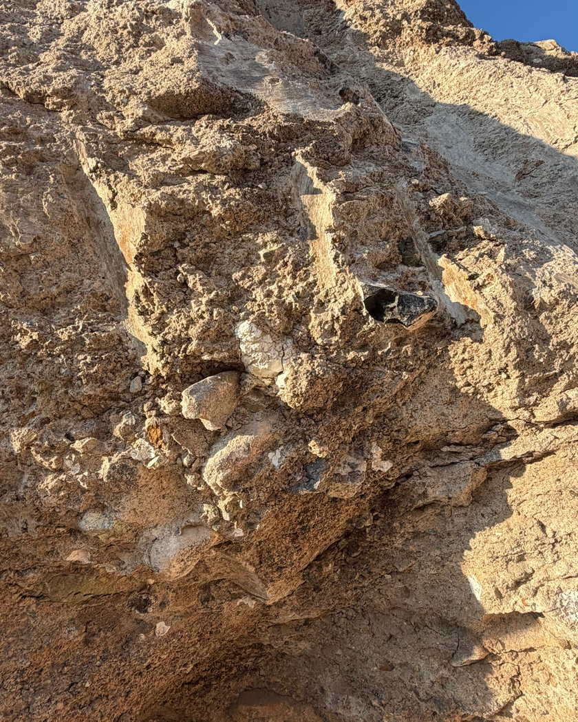 Sarımsı kahverengi tonlarda, yatay katmanları belirgin bir ocak aynası.