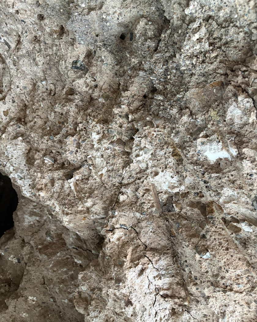 Ocak aynasında, çevresindeki koyu malzemeden ayrılan açık renkli ve yumrulu görünümlü bir seviye.