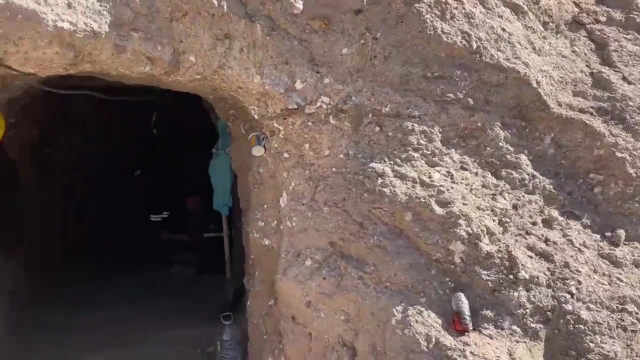 Yeraltı galerisinin girişinden içeriye bakan video karesi.